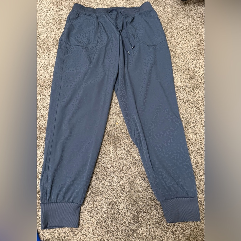 Women’s Gray Patterned Scrub Pants - image 4